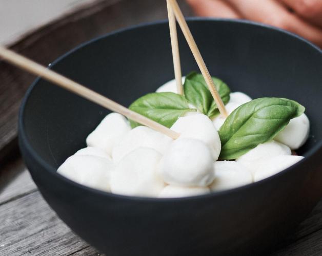 Little Mozzarella bites with basil