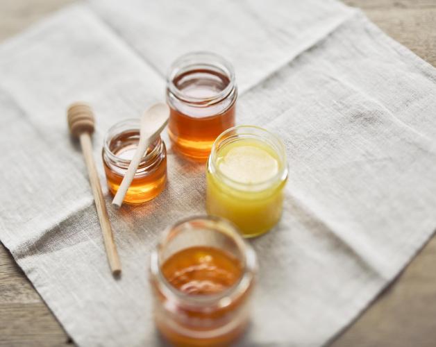 Different varieties of honey