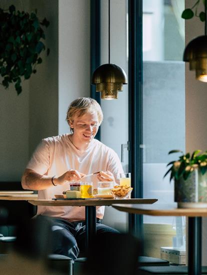 Marc Hofer beim Frühstück mit Südtiroler Qualitätsprodukten