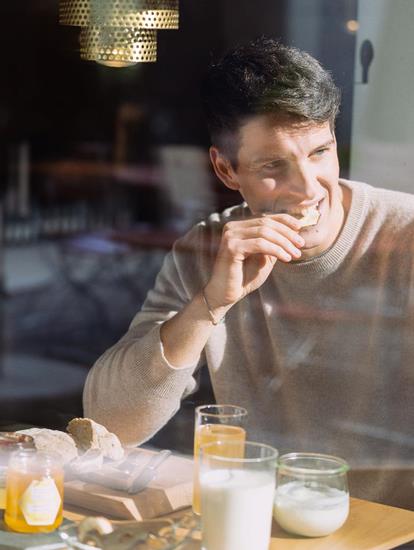 Gabriel Messner beim Frühstück mit Südtiroler Qualitätsprodukten