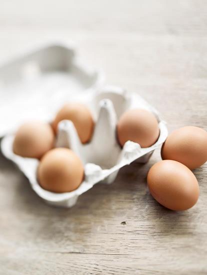 Box of six white eggs