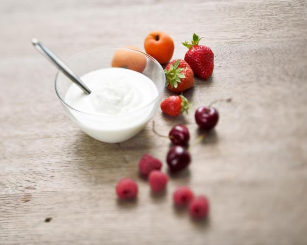 Yoghurt and fruits