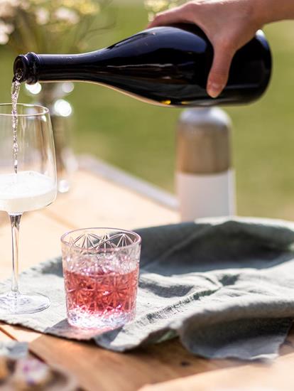 Cider in ein Glas gegossen